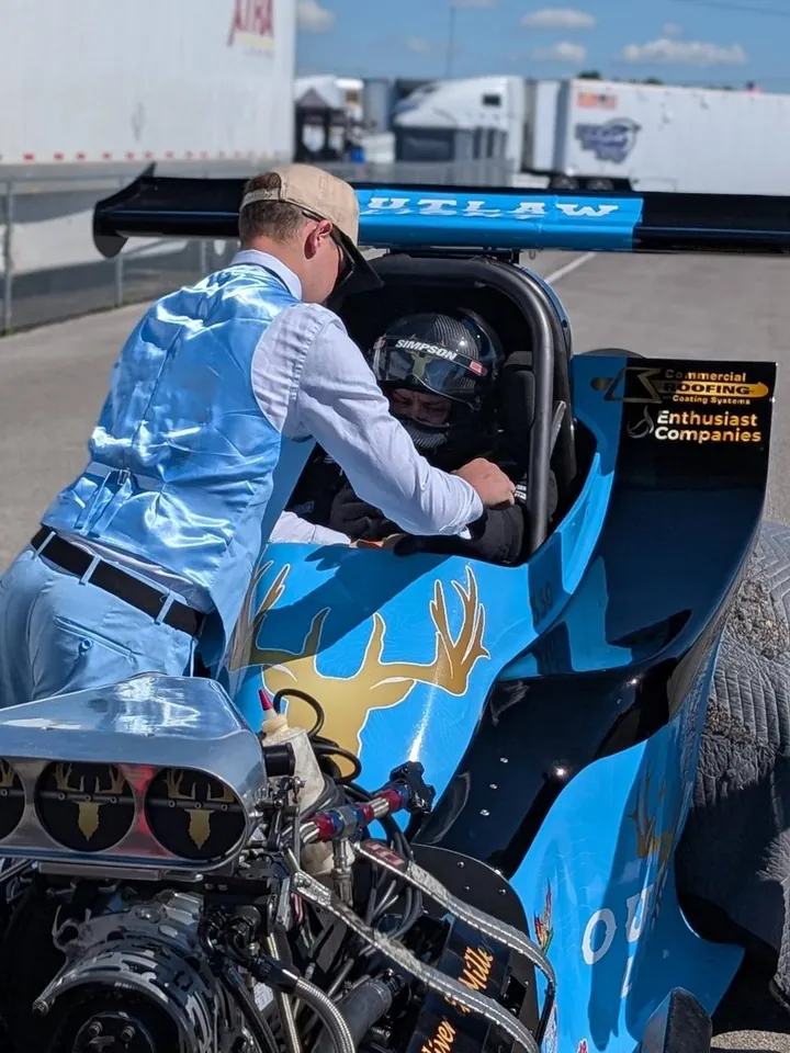 Paul Miller strapping into the #330, with a crew member at the cockpit